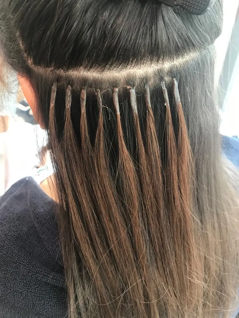 Liaisons kératine posées sur cheveux châtains avant lissage des longueurs