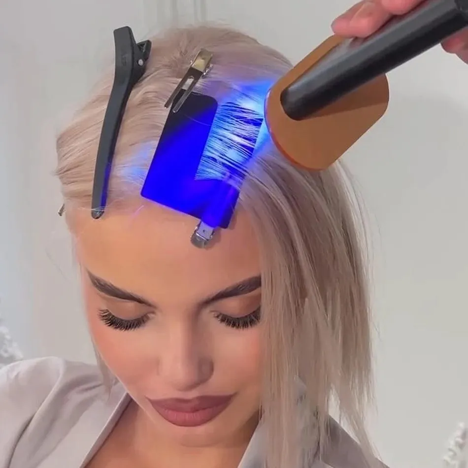 Pose d'extensions V-Light : la lampe LED froide durcit la résine sur une mèche blonde