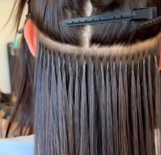 gros plan sur une pose d extensions kératine tendance beauté